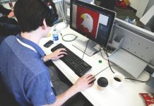 Kiedy warto wybrać komputer stacjonarny zamiast laptopa? pc grafika