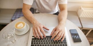 Home office, czyli jak to było pracować w domu? Praca zdalna – zasady, których warto przestrzegać.